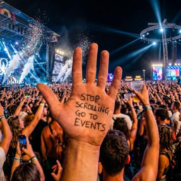 Oltre lo Schermo: Perché il Futuro degli Eventi è (Invisibilmente) Digitale