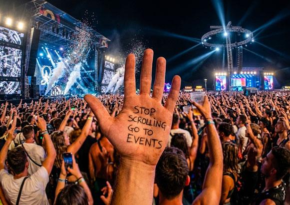 Oltre lo Schermo: Perché il Futuro degli Eventi è (Invisibilmente) Digitale